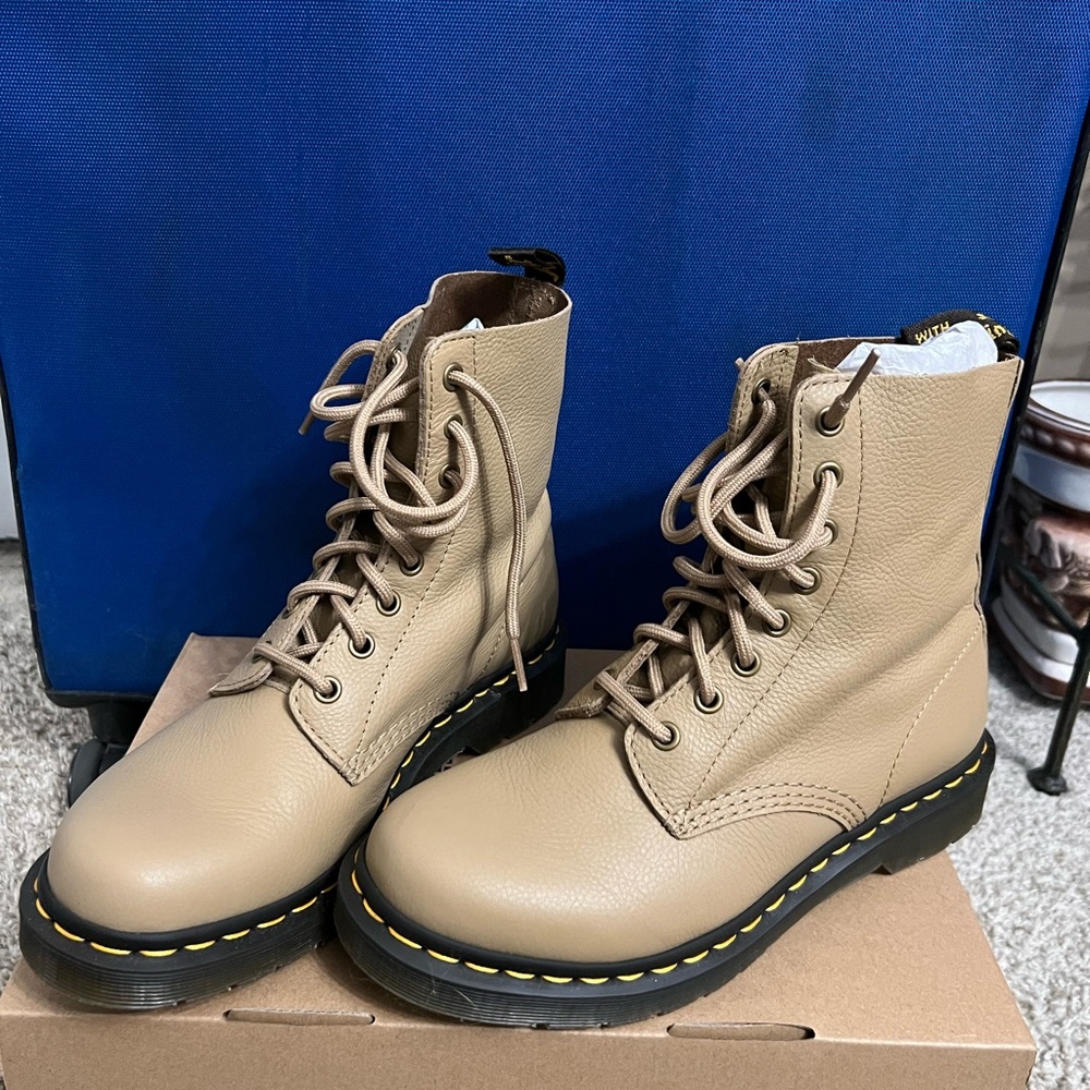Dr. Martens 1460 Pascal in Savannah Tan.